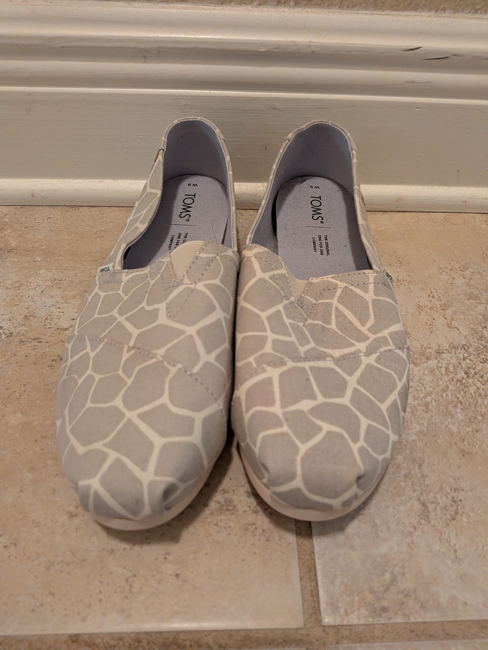 TOMS Slip-On Sneakers in Light Gray Giraffe Print